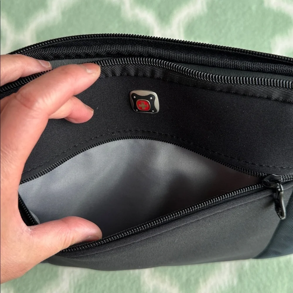 SwissGear Lunar Black and Gray tablet Sleeve case with zipper